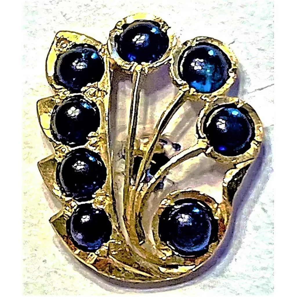 A DIVISON ONE GEMSTONE IN GOLD BUTTON